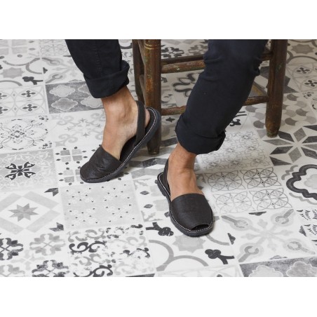 MENORQUINA VEGANA PIÑATEX NEGRO UNISEX, SUELA TR NEGRA