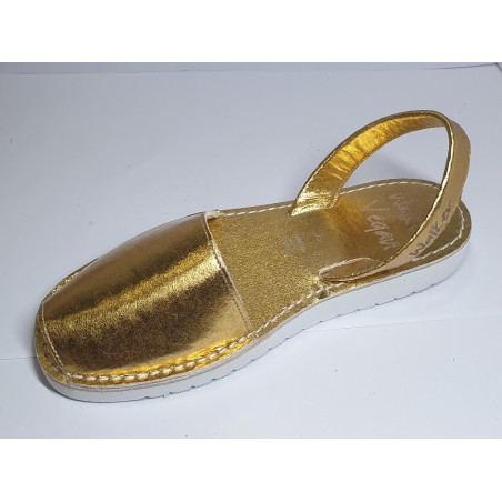 ABARCA VEGANA DE PIÑATEX MENORQUINA, COLOR ORO, SUELA CON PLATAFORMA BLANCA DE FOAM