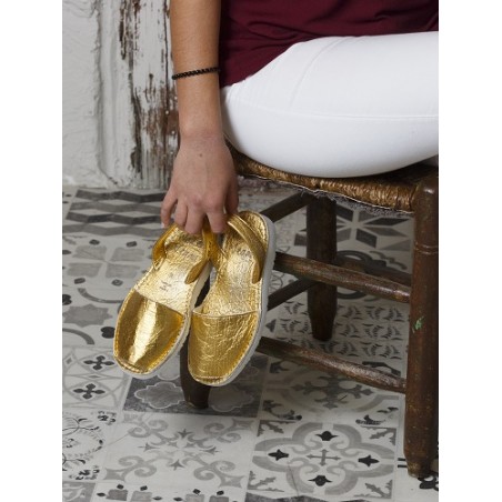 ABARCA VEGANA DE PIÑATEX MENORQUINA, COLOR ORO, SUELA CON PLATAFORMA BLANCA DE FOAM