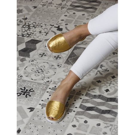 ABARCA VEGANA DE PIÑATEX MENORQUINA, COLOR ORO, SUELA CON PLATAFORMA BLANCA DE FOAM