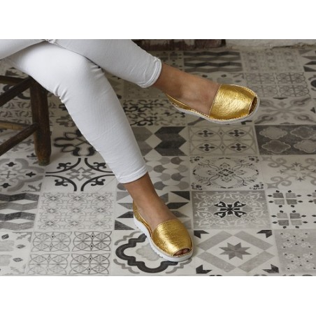 ABARCA VEGANA DE PIÑATEX MENORQUINA, COLOR ORO, SUELA CON PLATAFORMA BLANCA DE FOAM