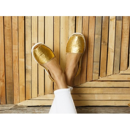 ABARCA VEGANA DE PIÑATEX MENORQUINA, COLOR ORO, SUELA CON PLATAFORMA BLANCA DE FOAM