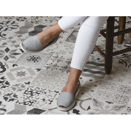 ABARCA VEGANA DE PIÑATEX MENORQUINA, COLOR GRIS  Y SUELA CON PLATAFORMA BLANCA DE FOAM