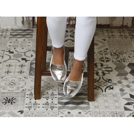 ABARCA VEGANA DE PIÑATEX MENORQUINA, COLOR PLATA , SUELA BLANCA CON PLATAFORMA DE FOAM